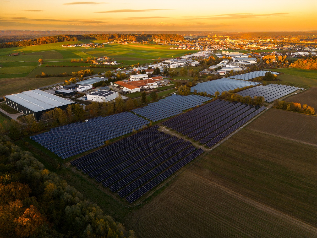 Die Photovoltaik-Freiflächenanlage Hieringer Feld von oben.