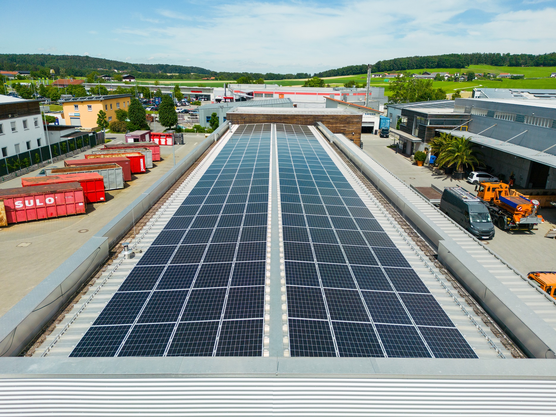 PV-Anlage auf dem Dach eines Bauhofs.