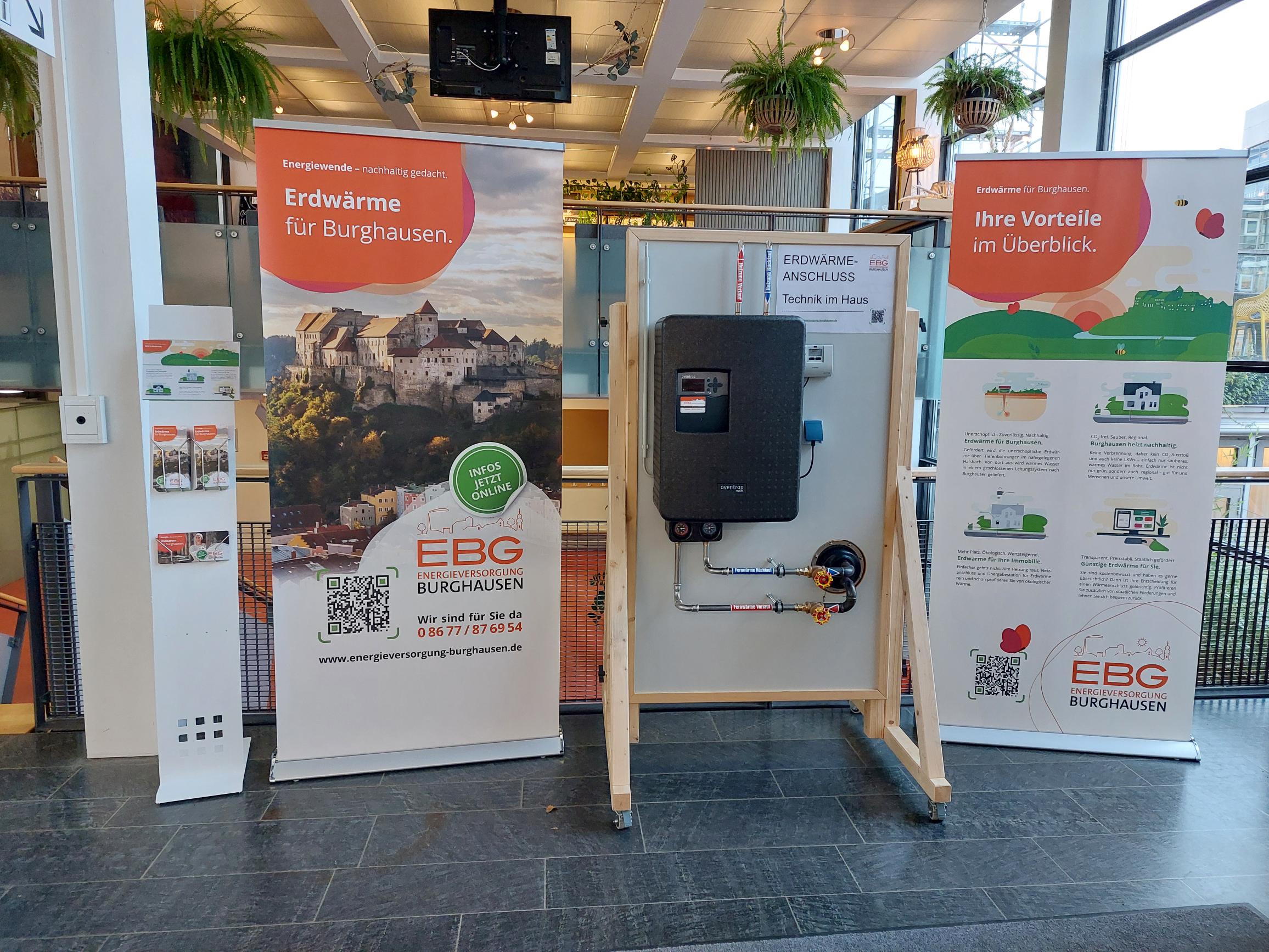 Infostand der Energieversorgung Burghausen mit Rollups und der Haustechnik für einen Erdwärmeanschluss.